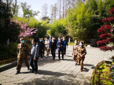 援襄醫(yī)療隊(duì)參觀習(xí)家池景區(qū)